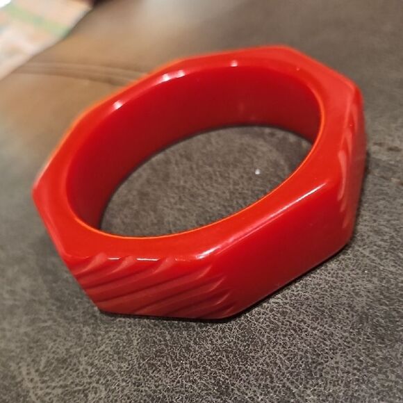Vintage red Bakelite bangle bracelet - Picture 2 of 4